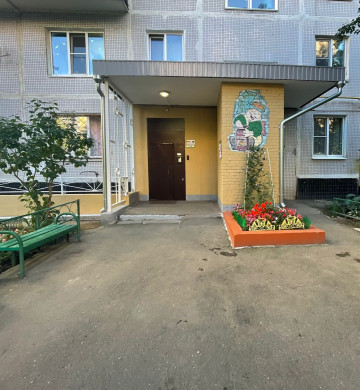 Косметический ремонт входных групп и 1х этажей всех подъездов дома и снаружи подъездов по адресу ул. Верхне-Пролетарская, д. 5.